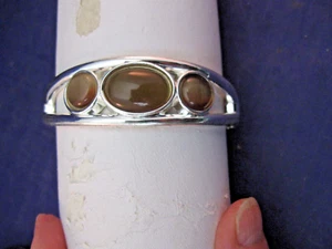 DAMEN ARMBAND MIT SILBERFARBENEM SOCKEL UND BERNSTEINSTEINEN - SCHÖN - Bild 1 von 4