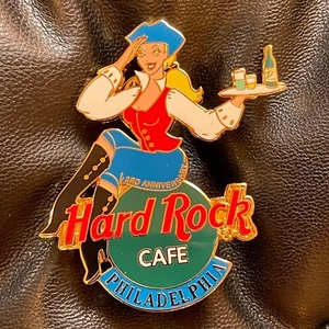 PIN HILADELFIA EE. UU.🎸Hard Rock CAFE®HRC☑️LOGO VERDE 3er Aniversario Sexy NIÑA🎗 - Imagen 1 de 3