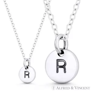 Letra inicial "R" 11mmx8mm Tiny Round Disc .925 Sterling Silver Charm / Colgante - Imagen 1 de 3