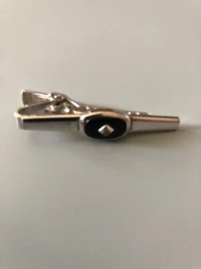 Barra de corbata vintage firmada por Anson tono plateado y piedra negra - Imagen 1 de 5