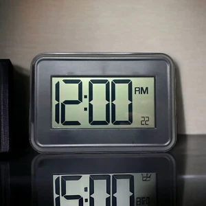 W80000 La Crosse Technology Digitale Wanduhr mit IN-Temperatur & Timer - Bild 1 von 4