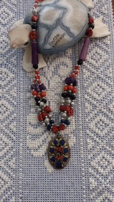 COLLANA DA DONNA ETNICA CON PIETRE COLORATE E METALLO SMALTATO - Immagine 1 di 4