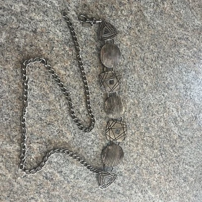 CINTURÓN CADENA ESLABÓN GEOMÉTRICO METAL TONO PLATA CHICO'S Foto 1 de 4