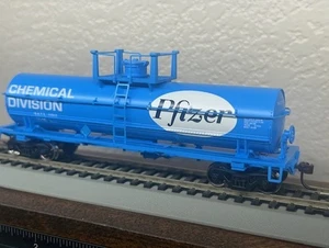 PFIZER CHEMICAL DIVISION SINGLE DOME TANK CAR   HO SCALE NEW - Picture 1 of 12