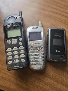 Lot de 3 téléphones portables vintage Nokia, Kyocera, LG - Photo 1 sur 7