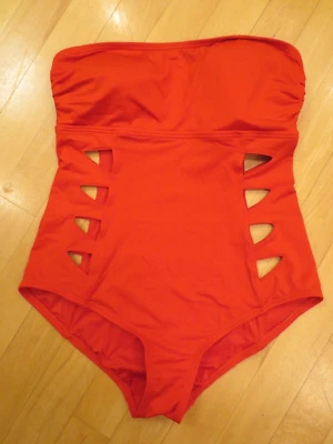 尺寸 10 CARMEN MARC VALVO 镂空连体设计师沐浴套装红色无肩带 — 第 1/4 张图片