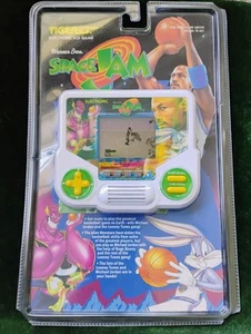 Gioco LCD Space Jam/Michael Jordan Warner Bros. Tiger Electronics 1996 nuovo - Foto 1 di 9