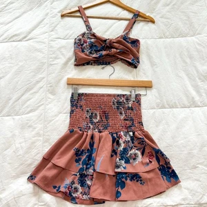 NUEVO SIN ETIQUETAS Sage The Label Floral Conjunto de Dos Piezas XS Corbata Frontal Top Corbata en Niveles Mini Falda - Imagen 1 de 7