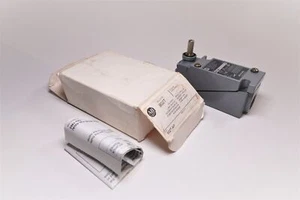 Allen Bradley 802T-AP Ser:J Interruttore limite oleoso testa rotante laterale 40146-747-63 - Foto 1 di 5