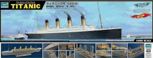 Kit plastique TRUMPETER 1/200 Titanic Ocean Liner avec pièces PE / lumières LED TRM3719  - Photo 1 sur 7