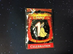 PIN ESMALTE METAL CELEBRACIÓN DÉCIMO ANIVERSARIO DISNEY BLANCO NIEVE RARO - Imagen 1 de 2