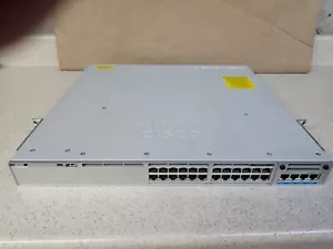 Cisco C9300-NM-4M mit C9300-NM-4M, 24Port Fully Manageable Network Switch - Bild 1 von 3