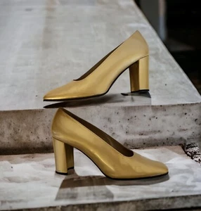 Tacones de bloque vintage con patente dorada Stuart Weitzman talla 6B - Imagen 1 de 18