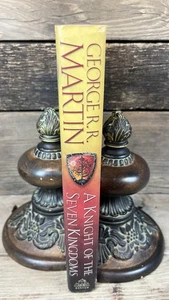 A Knight of the Seven Kingdoms ~Very Good ~ First Edition ~ HC First Printing - Foto 1 di 19