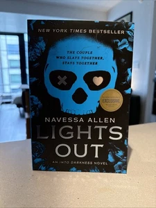 LIGHTS OUT von Navessa Allen SCHABLONIERTE KANTEN Barnes & Noble Exclusive Edition - Bild 1 von 3
