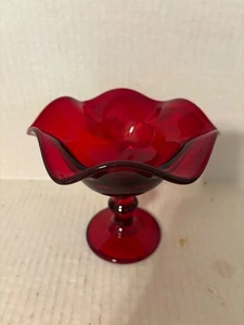 VINTAGE RUBINROT GLAS GERIFFELT KLEINE KOMPOTTSCHALE ODER BONBONIERE 5-1/2" HOCH - Bild 1 von 5