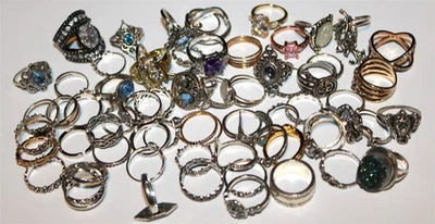 Lote #590 enorme lote de gemas de metales mixtos no probados anillos tamaños mixtos Foto 1 de 2