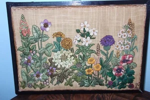 GERAHMT 41 CM X 27 CM BAUMWOLLBLUMEN STICKEREI AUF HESSENER STIL HINTERGRUNDBILD - Bild 1 von 18