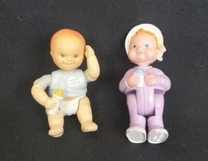 De colección. Muñeca Fisher-Price Loving Family casa de muñecas bebés con botellas, niña y niño - Imagen 1 de 8