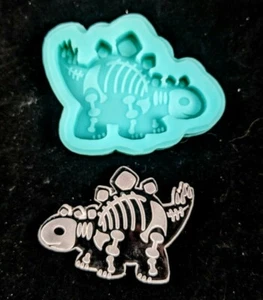 Molde de silicona grabado esqueleto brillante STEGOSAURUS - 2 pulgadas - artesanía de dinosaurios hágalo usted mismo - Imagen 1 de 3