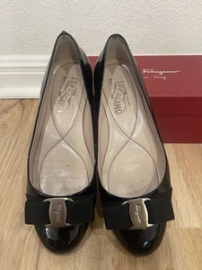 Zapatos planos de ballet Ferragamo Varina de charol negro para mujer talla 7B $780 - Imagen 1 de 4