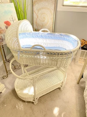 Cuna Pottery Barn con soporte rollos de mimbre blanco ruedas de bloqueo cuna para guardería Foto 1 de 4