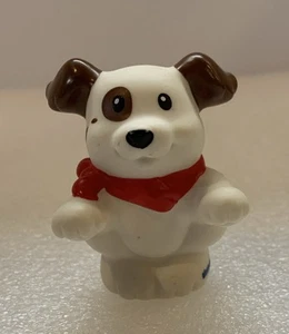 Fisher Price Little People: perro cachorro marrón y blanco con pañuelo rojo - Imagen 1 de 4