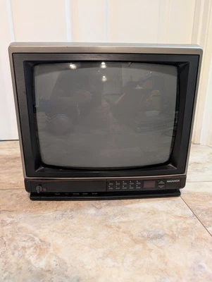 MAGNAVOX CJ4047 13" VINTAGE TV 1989 RETRO VIDEO GAMING TESTED WORKS Wood Grain - Image 1 of 4