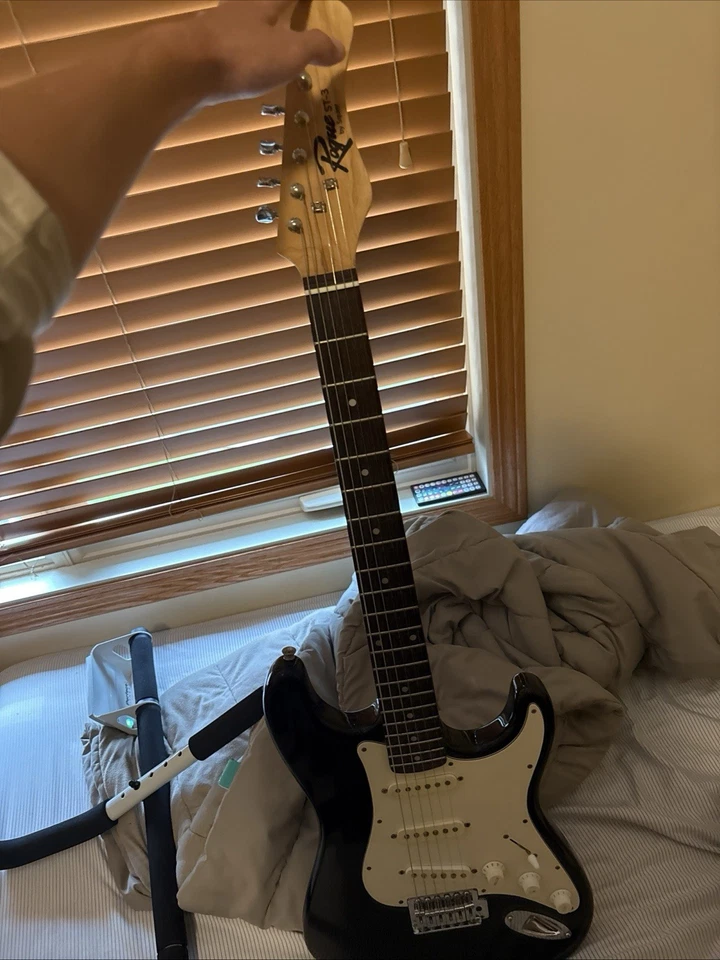 Rouge St3 电吉他和米切尔音乐会尤克里里 Mu40c — 第 1/4 张图片