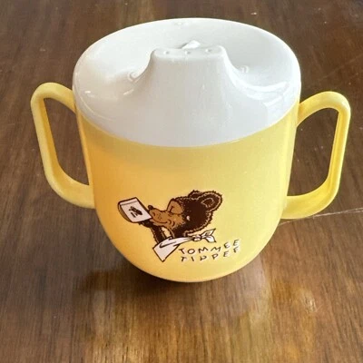 Copo treinador vintage Tommee Tippee com tampa à prova de derramamento amarelo/branco autodireito - Imagem 1 de 4