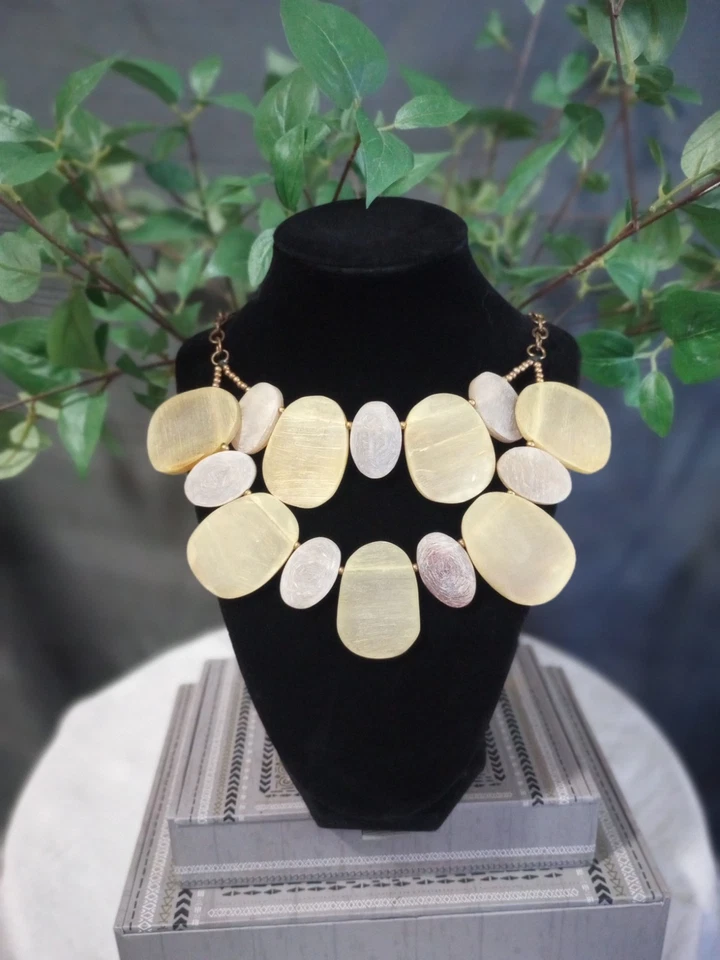 Collar llamativo concha de cuerno color beige natural, cadena dorada Foto 1 de 4