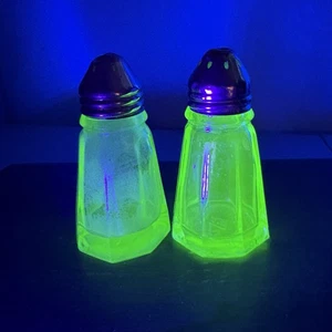 Vintage Hazel Hazel Atlas Salt And Pepper Shakers Uranium Glass Glow 3" Hex - Bild 1 von 8