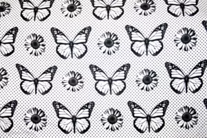 MARIPOSAS Y MARGARITAS BLANCAS Y NEGRAS SOBRE BLANCO - TELA 100% ALGODÓN - Imagen 1 de 4