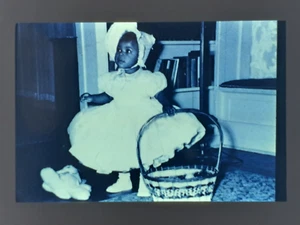 Foto diapositiva 35mm B/N niño afroamericano con vestido y cesta - Imagen 1 de 1
