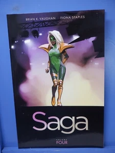 Saga Band 4 Fiona Heftklammern Brian Vaughan Bild Handel Taschenbuch TPB GM5096 - Bild 1 von 2