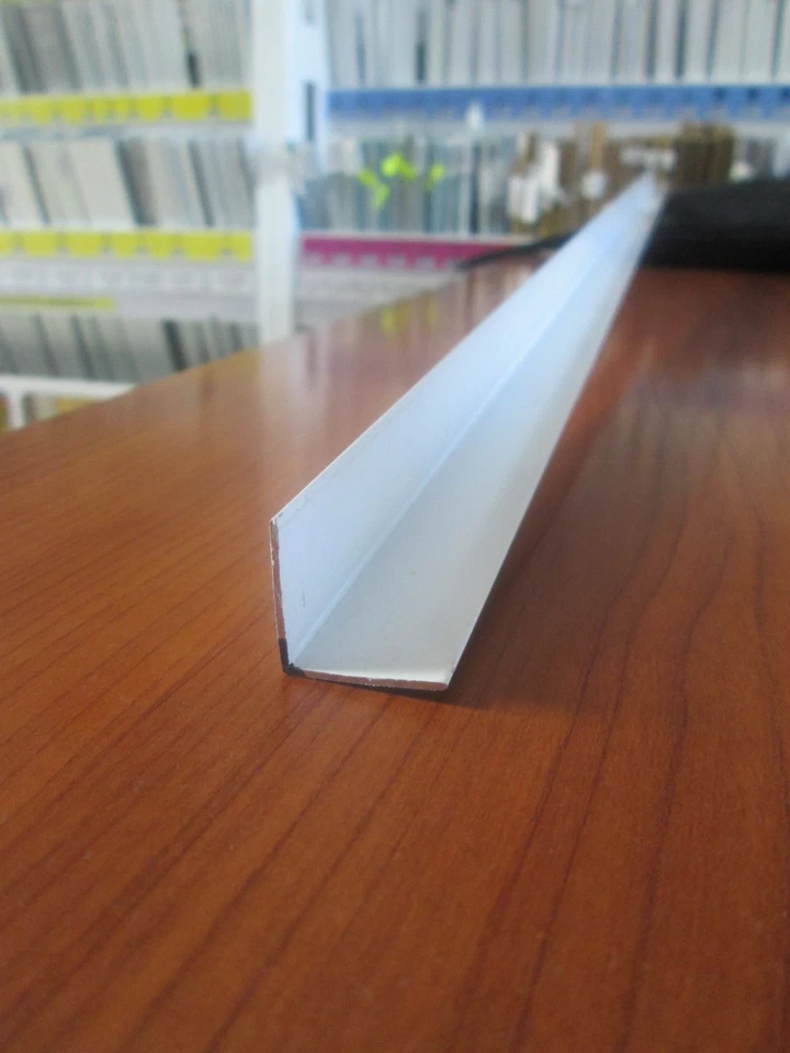 PROFILI IN ALLUMINIO VERNICIATO BIANCO ANGOLARE A L MM. 30X30X1 DA MT 1,5 - Immagine 1 di 1