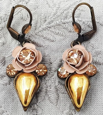 Pendientes colgantes victorianos con cuentas de cristal rosa beige dorado Michal Negrin años 90 y2k Foto 1 de 4
