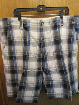 SHORTS XADREZ MASCULINO PLUGG CO. 100% ALGODÃO AZUL CINZA BRANCO TAMANHO 44 COSTURA INTERNA 10" - Imagem 1 de 3