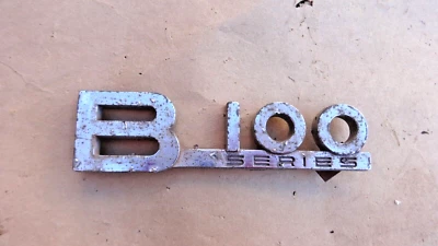 Camión International B-100 1957-1960 emblema guardabarros delantero original IH Foto 1 de 4