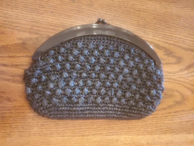 Cartera clutch vintage negra de paja de rafia para damas con asa de plástico duro Foto 1 de 3