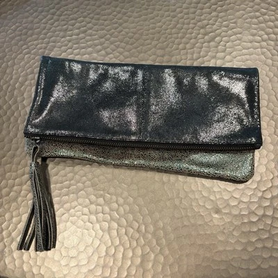 Bolso de mano plegable de cuero con borla hecho en India (vibraciones Clare V) Foto 1 de 4