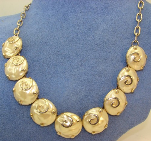 OFF WHITE Collana girocollo vintage bianco sporco perle Sim Mabe con accento vortice tono oro