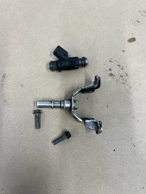 Polaris Sportsman ACE 325 2014 riel de combustible e inyector B669 Foto 1 de 3