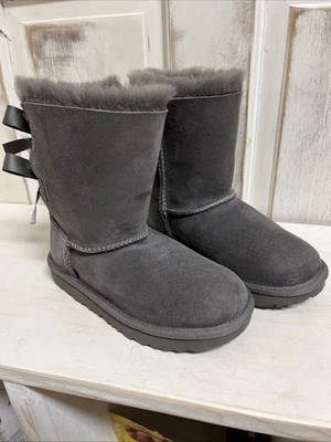 Bota Ugg Bailey Bow II Infantil Tamanho 12 Cinza - Imagem 1 de 4