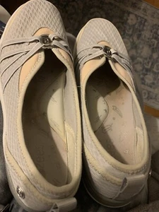 Bzees Niche Women's Comfort Shoes Slip On Size 8 Athleisure Sneaker - Picture 1 of 7