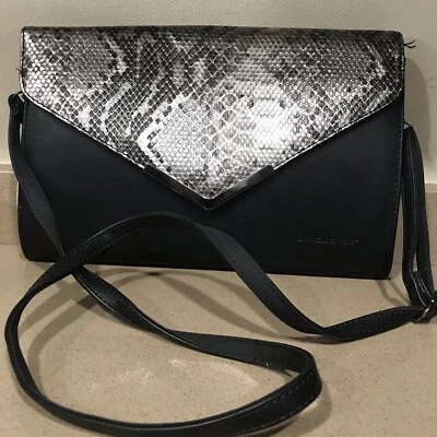 Elegante bolso sin asas David Jones negro con estampado animal  Foto 1 de 4