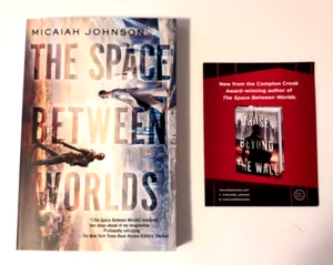SIGNED The Space Between Worlds & Mini Promo Bookmark by Micaiah Johnson NEW PB - Imagen 1 de 7