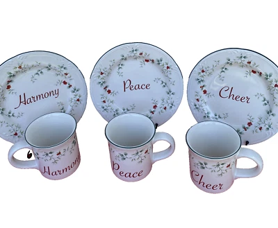 Juego de 3 tazas y platillos Peace, Harmony, & Cheer Pfaltzgraff Navidad Winterberry Foto 1 de 4