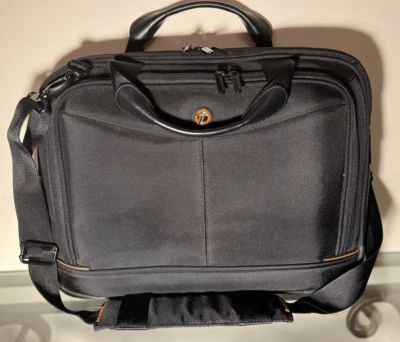 Maletín para portátil portátil TARGUS con cierres magnéticos 17"x13"x4" Foto 1 de 4