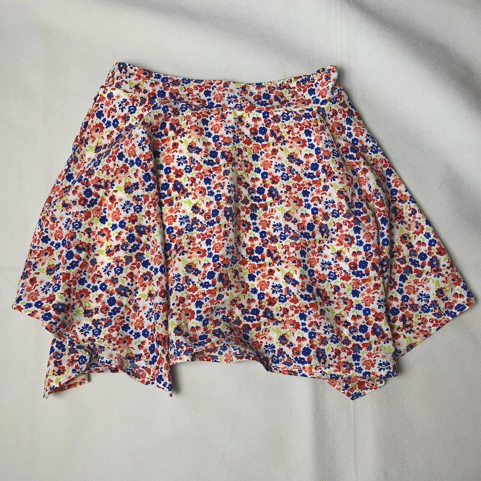 Faded Glory Niñas Patinador Skort Mediano 7-8 Floral Blanco Multi Asimétrico Dobladillo Foto 1 de 3